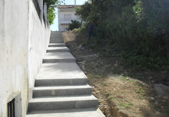 Construção de uma escadaria entre as ruas 1º de Maio e Júlio Dinis 