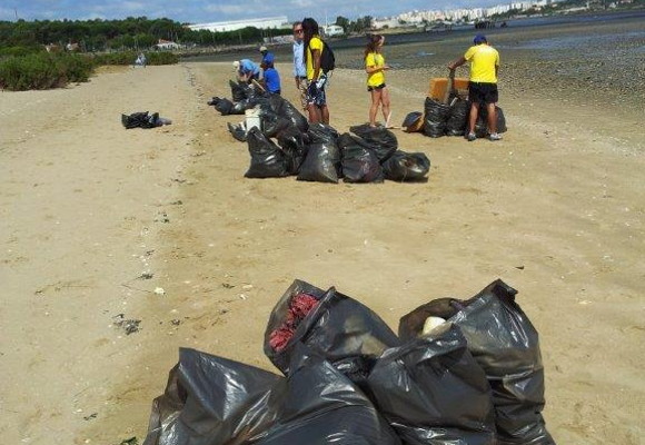 Rota do Desporto limpa a praia do Cabo da Marinha