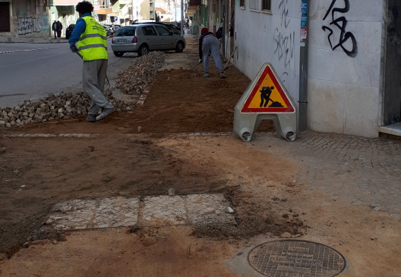 Reparação de uma calçada na rua Branca Saraiva de Carvalho