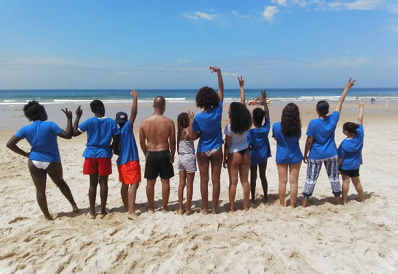 Jovens do Projeto Tutores de Bairro na praia