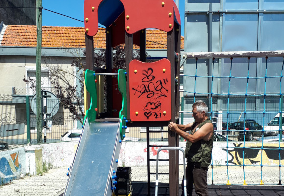 Reparação no parque infantil da rua dos Vidreiros
