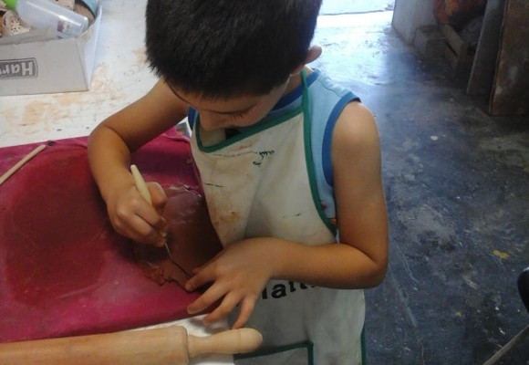 ARTES desafia crianças a aprender a trabalhar o barro