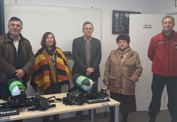 JFAmora oferece equipamento de protecção individual aos Bombeiros de Amora