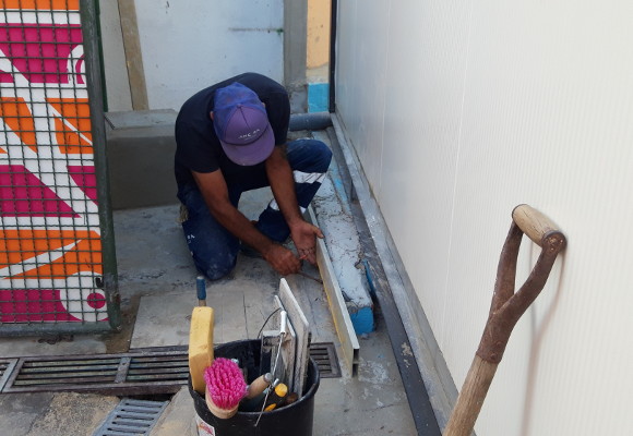 CAPA: Junta de Freguesia de Amora ajuda instituição na montagem de instalações provisórias
