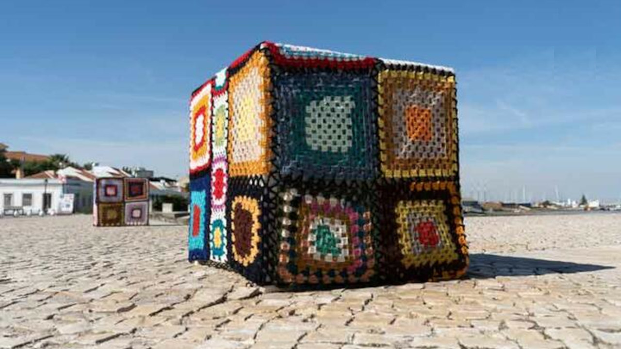 Amora: trabalhos em crochet dão cor à marginal
