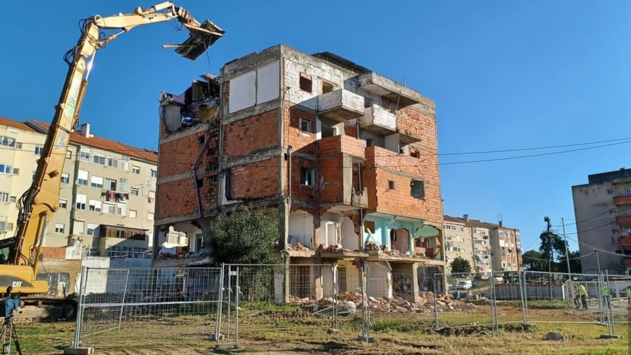 Prossegue demolição no bairro de Vale de Chícharos
