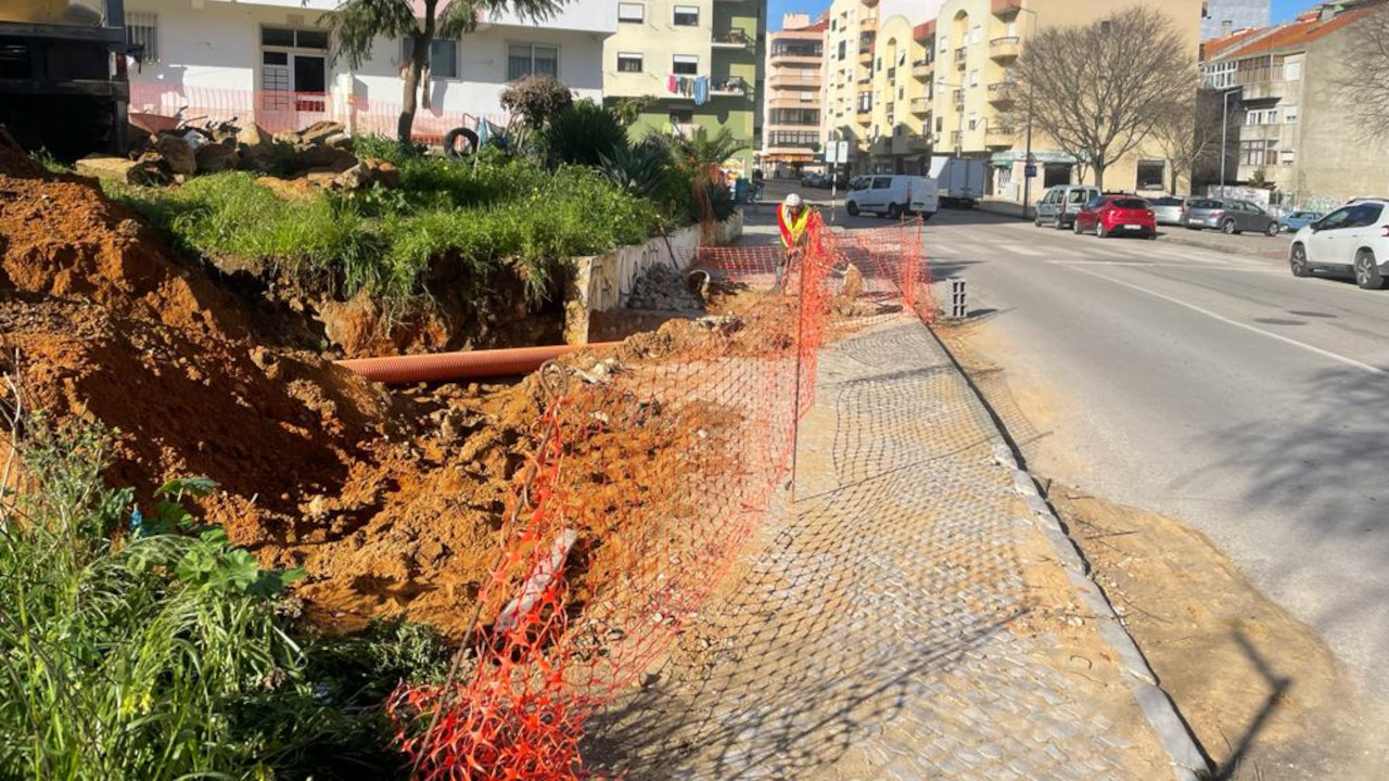 Avenida Marcos Portugal: criação de muros de contenção
