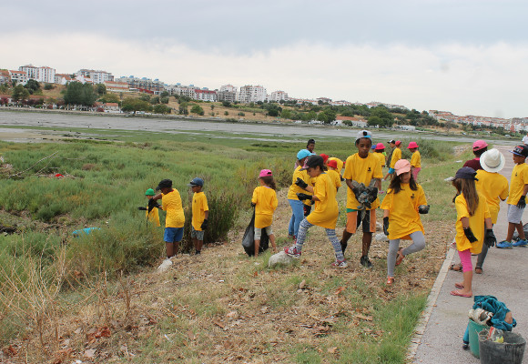 Férias Desportivas participam em Amora + Limpa