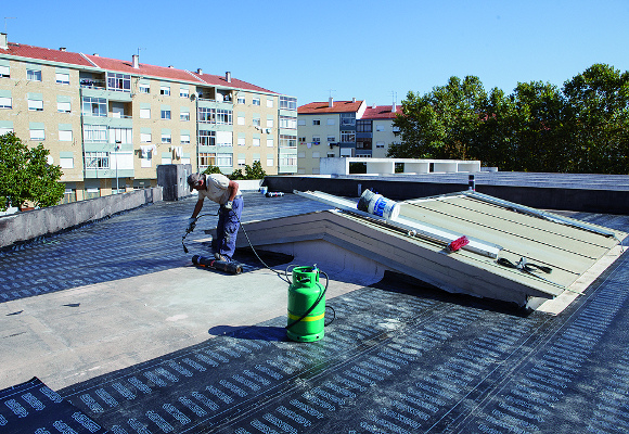 Cobertura do edifício da Piscina de Amora