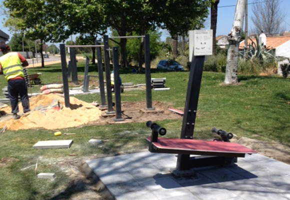 Pavimento nos equipamentos de Street Workout