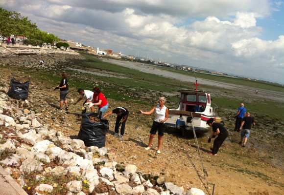 Limpeza da marginal de Amora