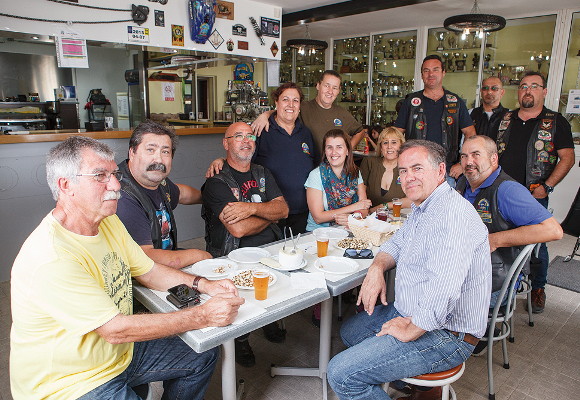 Localizada em Amora, a sede do Moto Clube do Seixal acolheu a iniciativa Moto Caracol.  O evento decorreu no dia 28 de maio e contou com a presença de Manuel Araújo, presidente da Junta de Freguesia de Amora, autarquia que apoiou a iniciativa.  O objetivo da iniciativa foi promover o convívio entre associados e amigos do grupo motard, em torno de um petisco gastronómico muito em voga nos meses quentes, como é caso do caracol.  Para além da iguaria, a iniciativa teve ainda animação musical a cargo da banda Haja Rock.  O Moto Caracol teve ainda apoio da Câmara Municipal do Seixal.