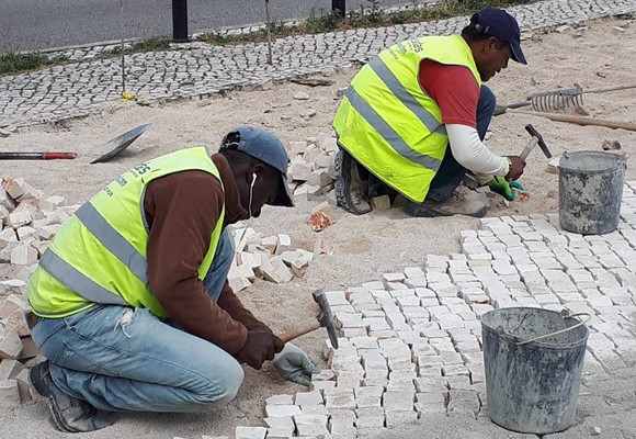 Regularização de passeio na Rua Fonte da Prata
