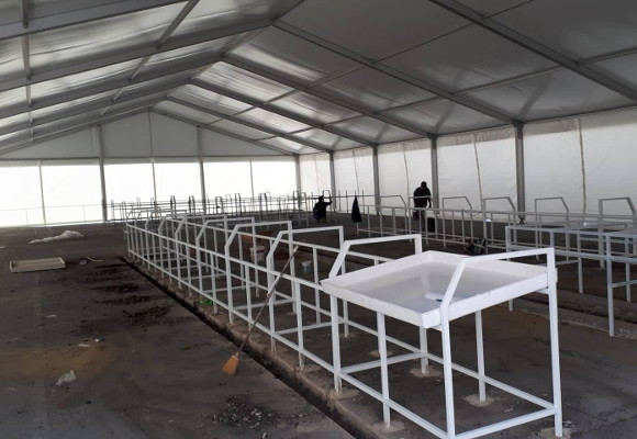 Instalação das bancas provisórias no Mercado da Cruz de Pau