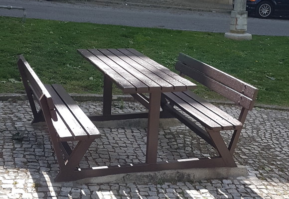  Recuperação de bancos de jardim na praceta da Guiné