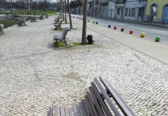 Reparação dos bancos de jardim instalados na Zona Ribeirinha de Amora