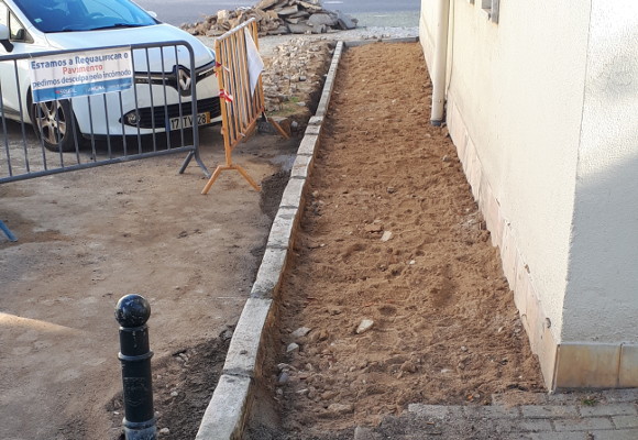Construção de passeio na Praceta Estêvão Amarante