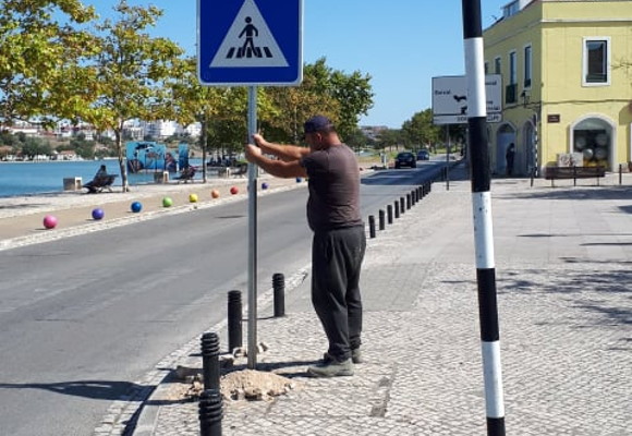 Colocação de sinais luminosos com painel solar
