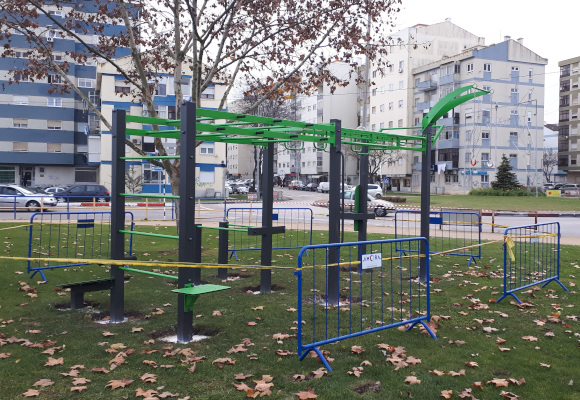 Instalação de um equipamento de Street Workout