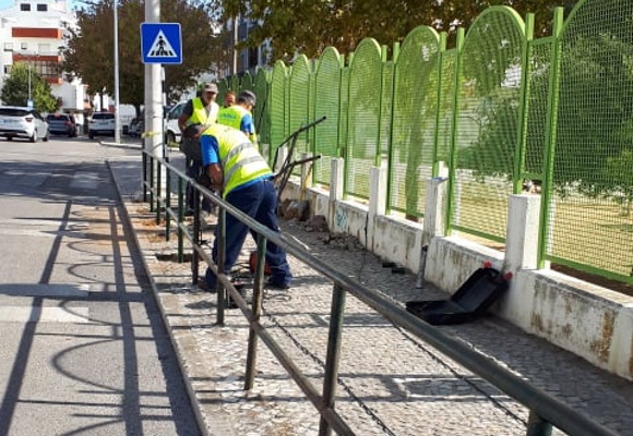 Instalação de um guarda-corpos junto à EB das Paivas