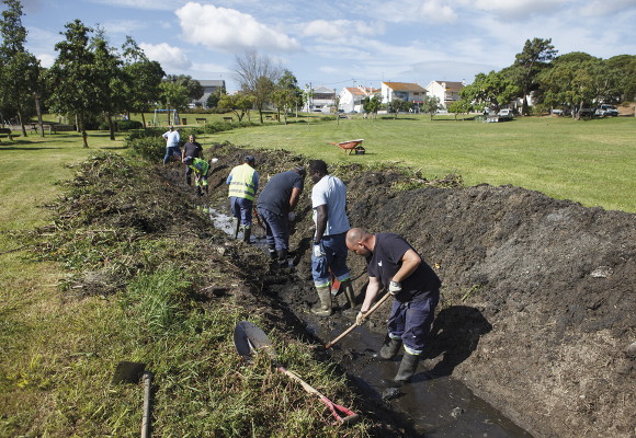 Limpeza de Vala no Parque do Serrado