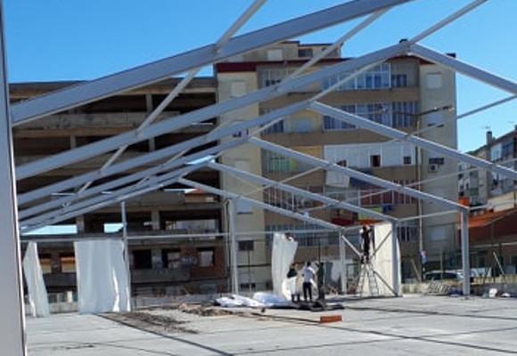 Montagem do pavilhão no Mercado da Cruz de Pau