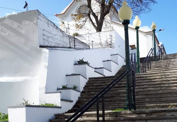 Pintura dos corrimãos e colunas de candeeiros