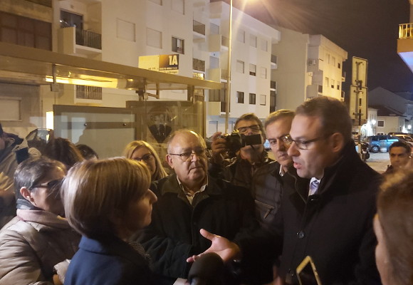 Ministra questionada junto à Unidade de Saúde de Amora