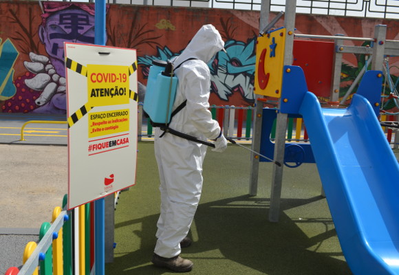 Junta de Freguesia de Amora desinfeta parques infantis e desportivos
