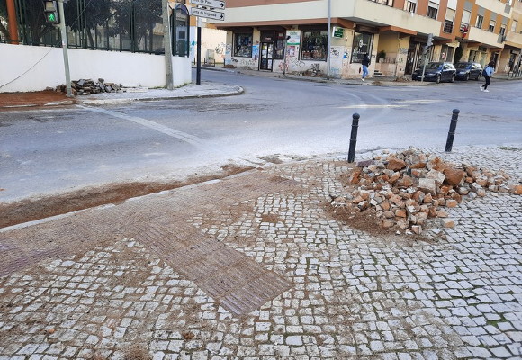 Mobilidade: Município do Seixal está a colocar piso táctil na Amora