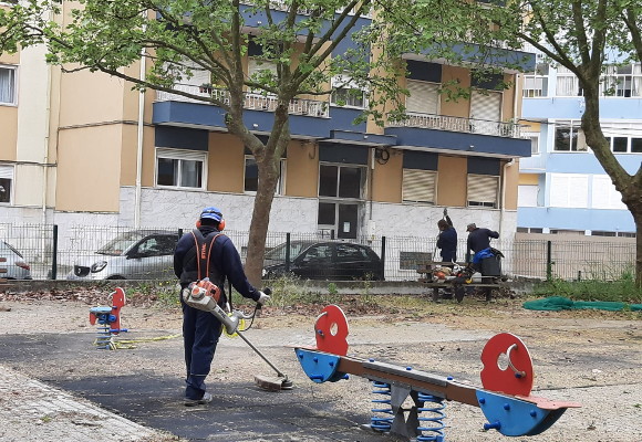 Junta de Freguesia de Amora procede à limpeza dos Parques Infantis