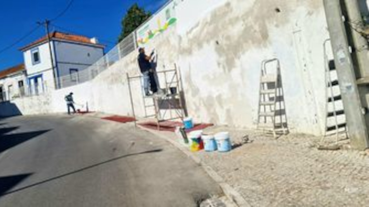 Átrio e muro da Igreja Matriz em reparação