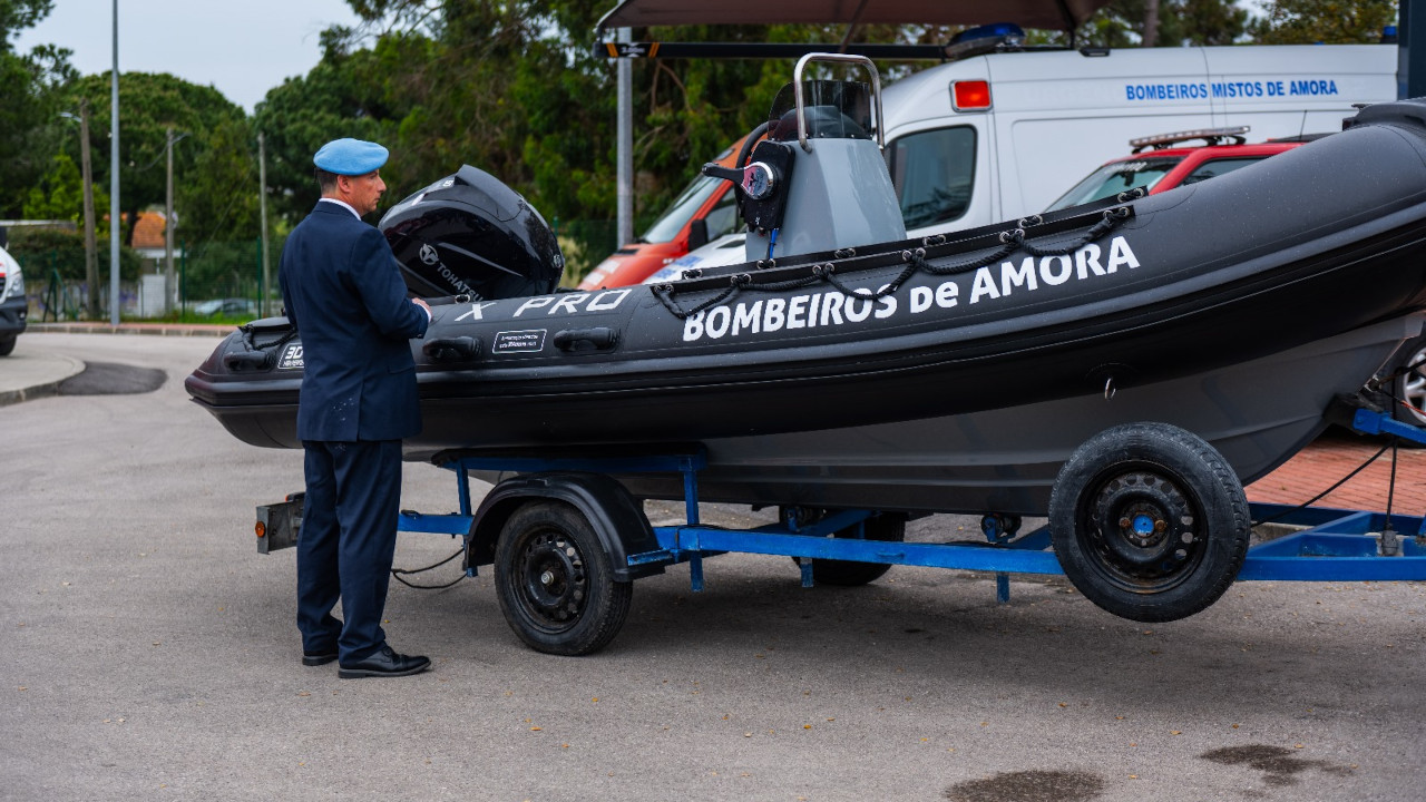 Corpo de Bombeiros da AHBM Amora recebem embarcação em dia de aniversário