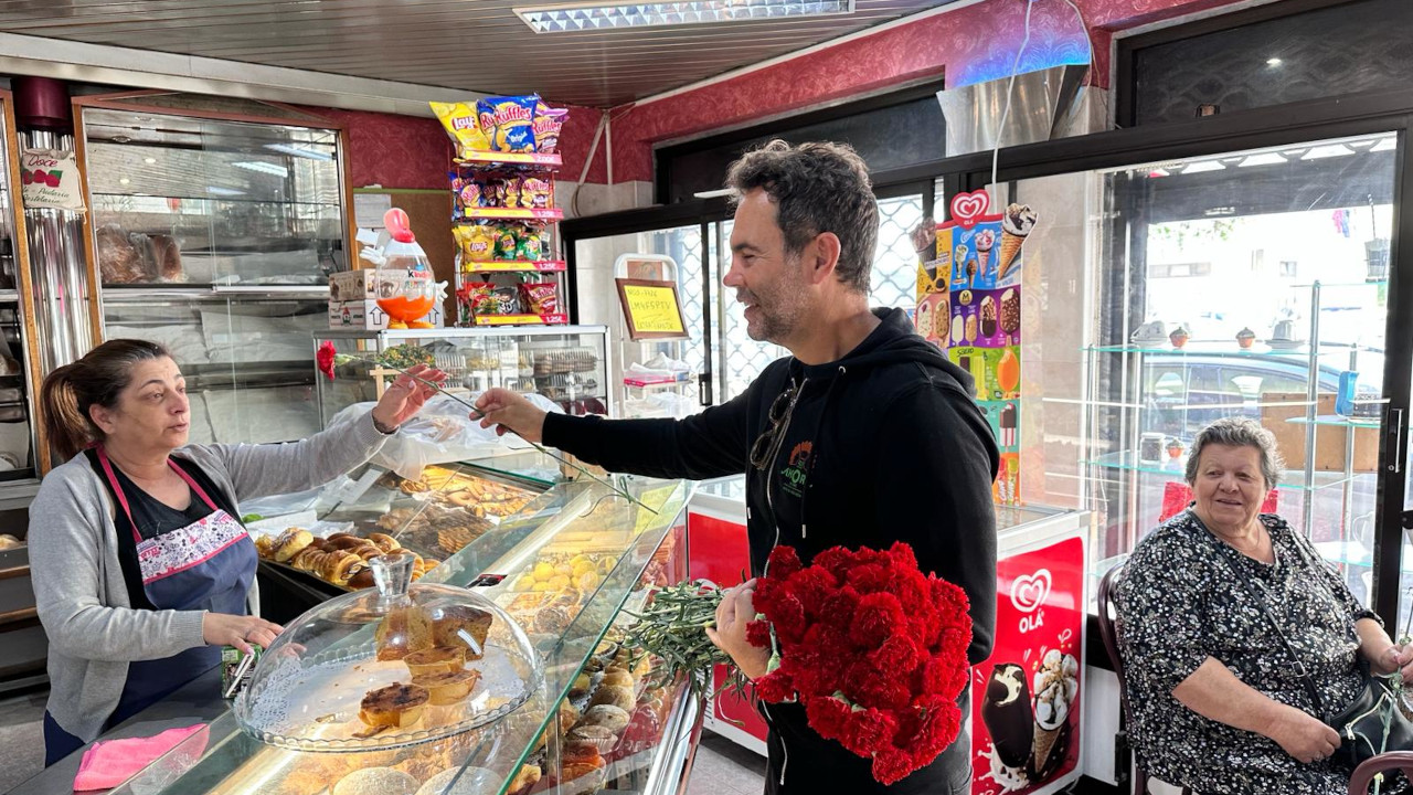 Entrega de cravos nas Instituições e Comércio Local celebra o espírito de Abril 