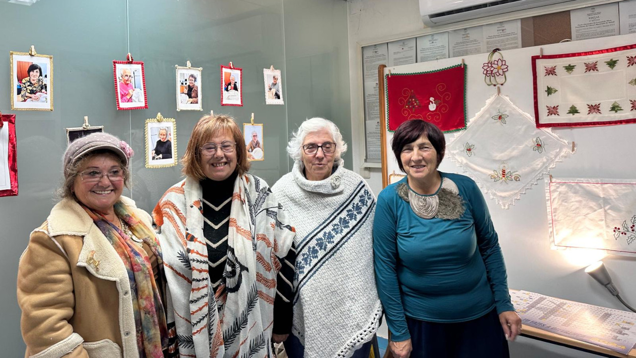 Exposição de Bordados Natalícios enfeita a Secretaria da Junta de Freguesia de Amora