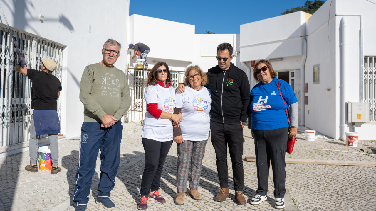 Bairro 25 de Abril Participa: moradores ajuda na pintura da sede