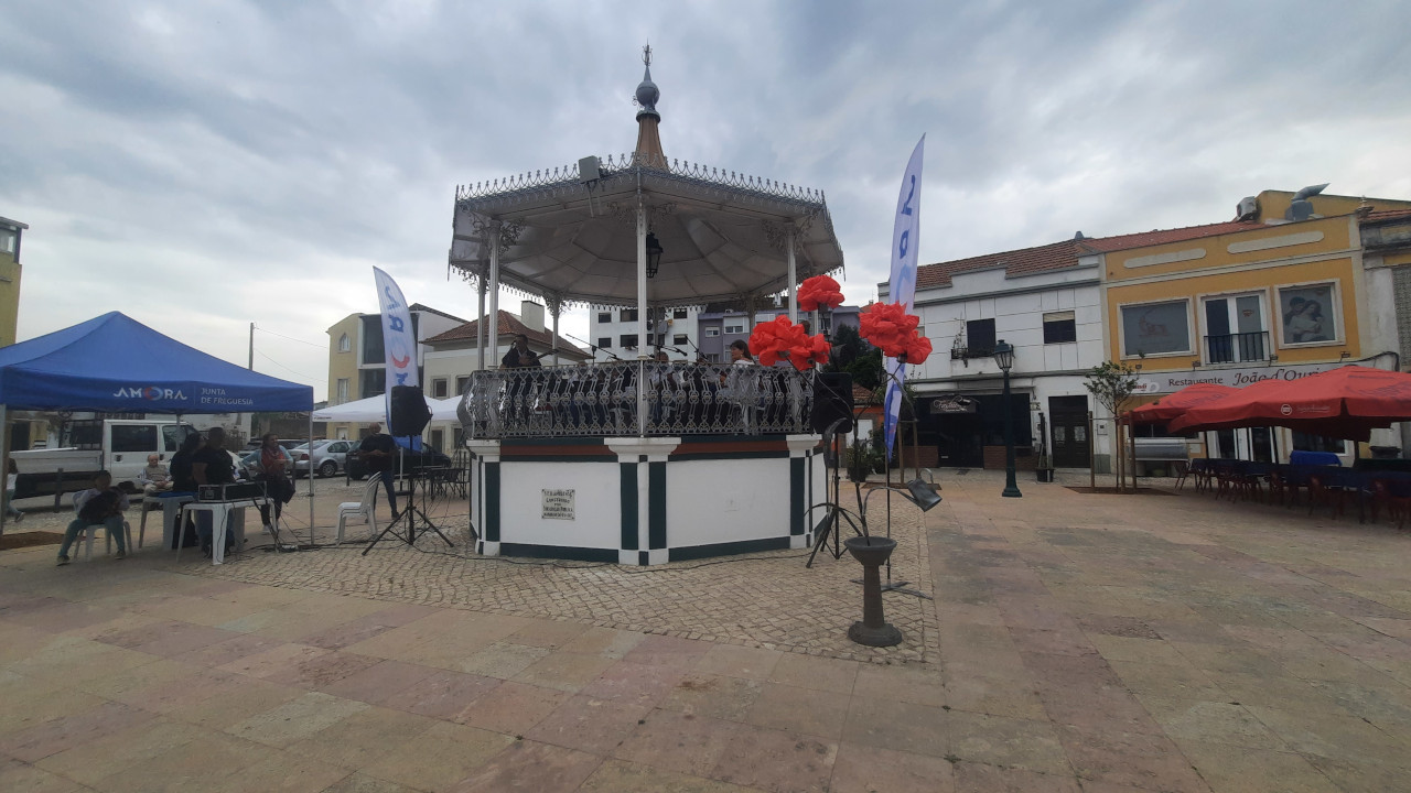 Regar Abril: Escultura evoca 50 anos do 25 de Abril