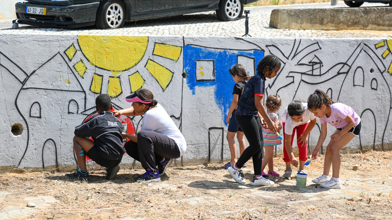 Crianças pintaram os seus direitos com a Associação Juvenil Esperança