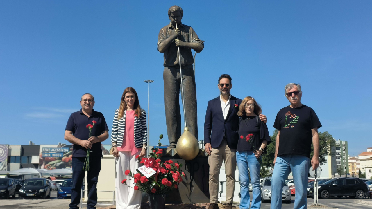 Amora assinala 25 de Abril com cerimónias, homenagem e participação 