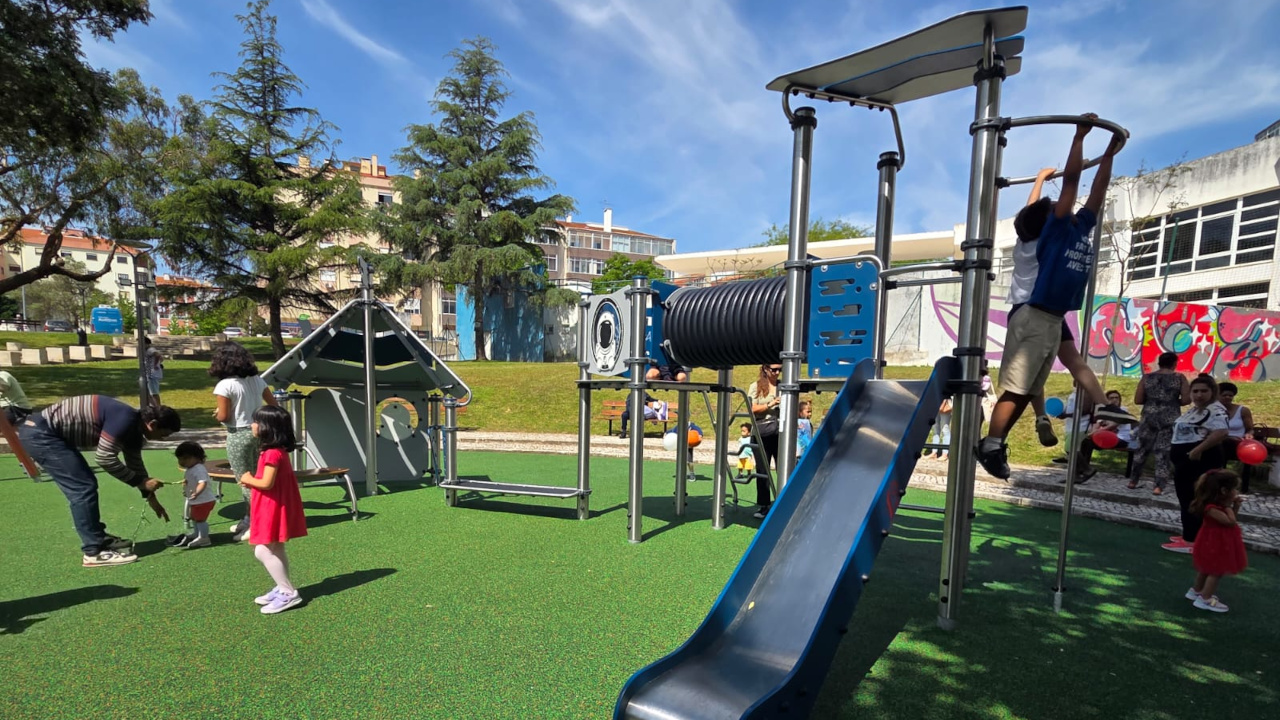 Parque das Galeguinhas na Amora com espaço de jogo e recreio requalificado