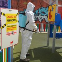 Limpeza e desinfeção de parques infantis e desportivos